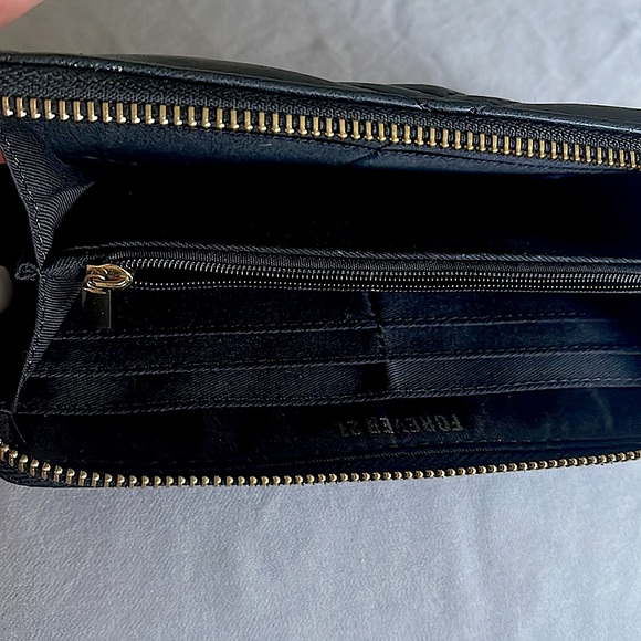 Black and gold wallet - Picture 2 of 2